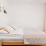 With Mountain View Hrube Wyzne In With Parking & Air Conditioning By Renters 아파트