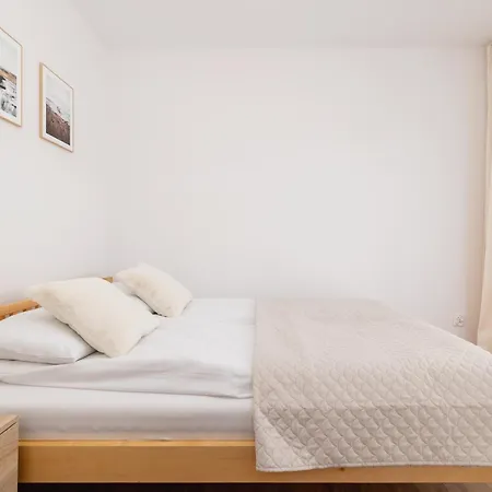 With Mountain View Hrube Wyzne In With Parking & Air Conditioning By Renters Διαμέρισμα