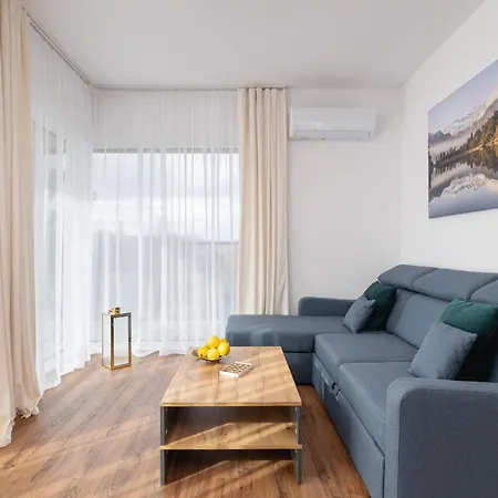 شقة With Mountain View Hrube Wyzne In With Parking & Air Conditioning By Renters